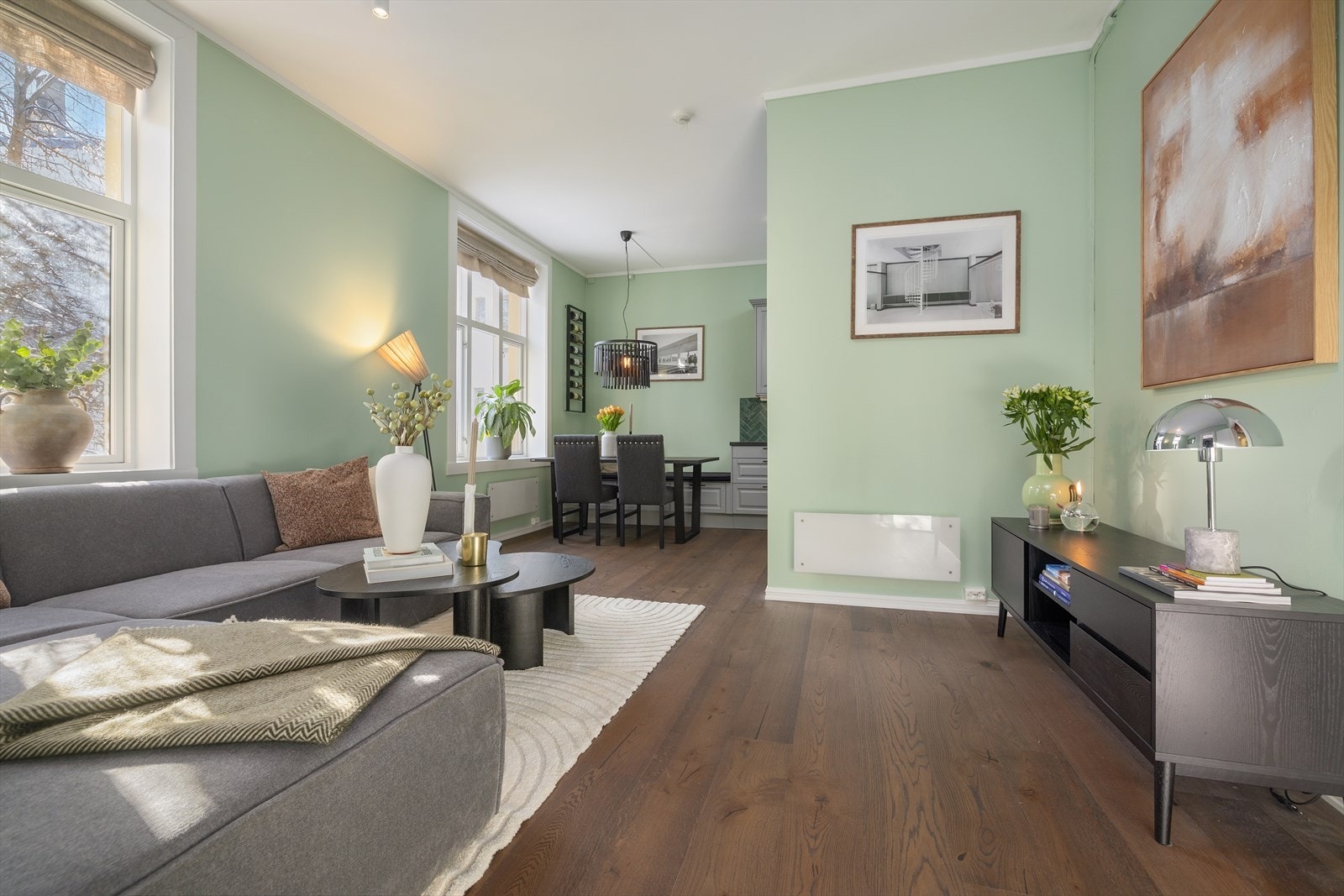 I stuen er det god plass til å innrede i flere soner med både sofagruppe og spisebord. Galleribilde