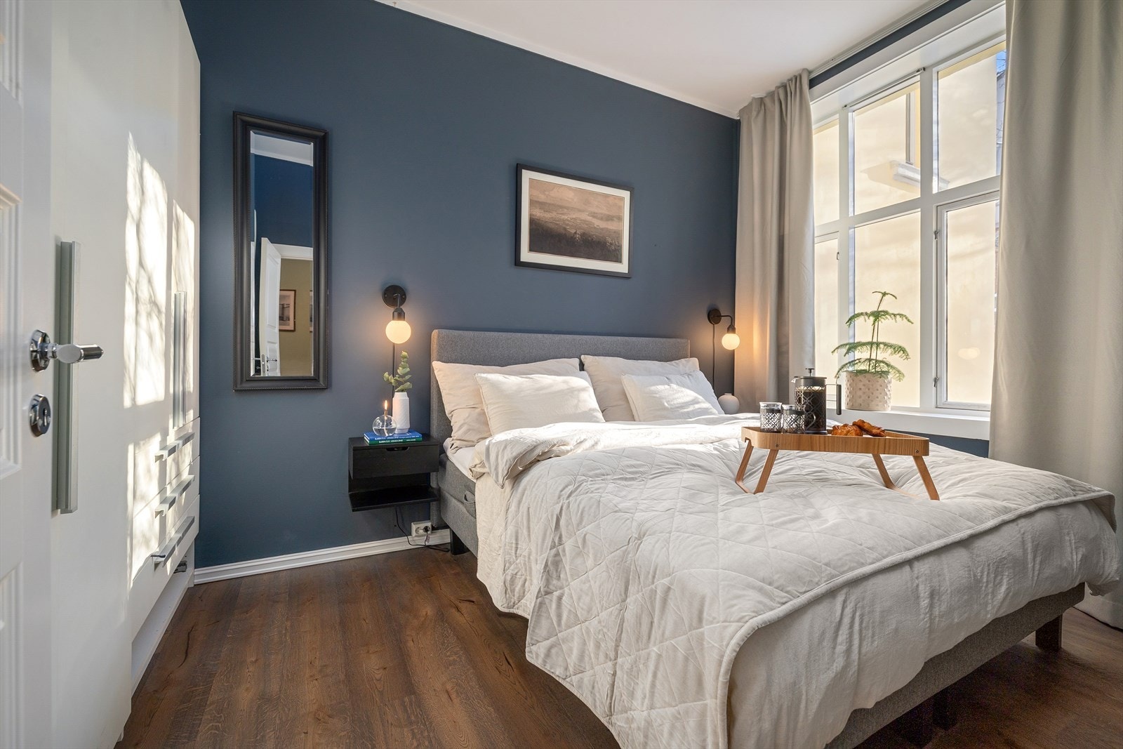 Soverommet er av god størrelse med plass til både dobbeltseng og annen ønskelig innredning. Galleribilde