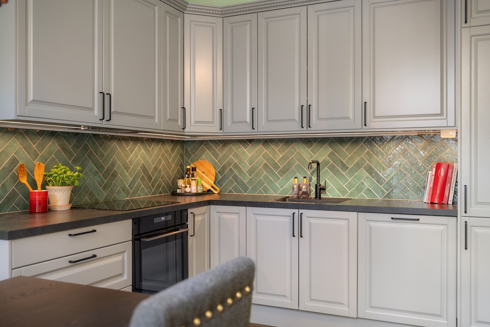 Kjøkkenet er godt utnyttet og byr på godt med både skap- og benkeplass. Galleribilde