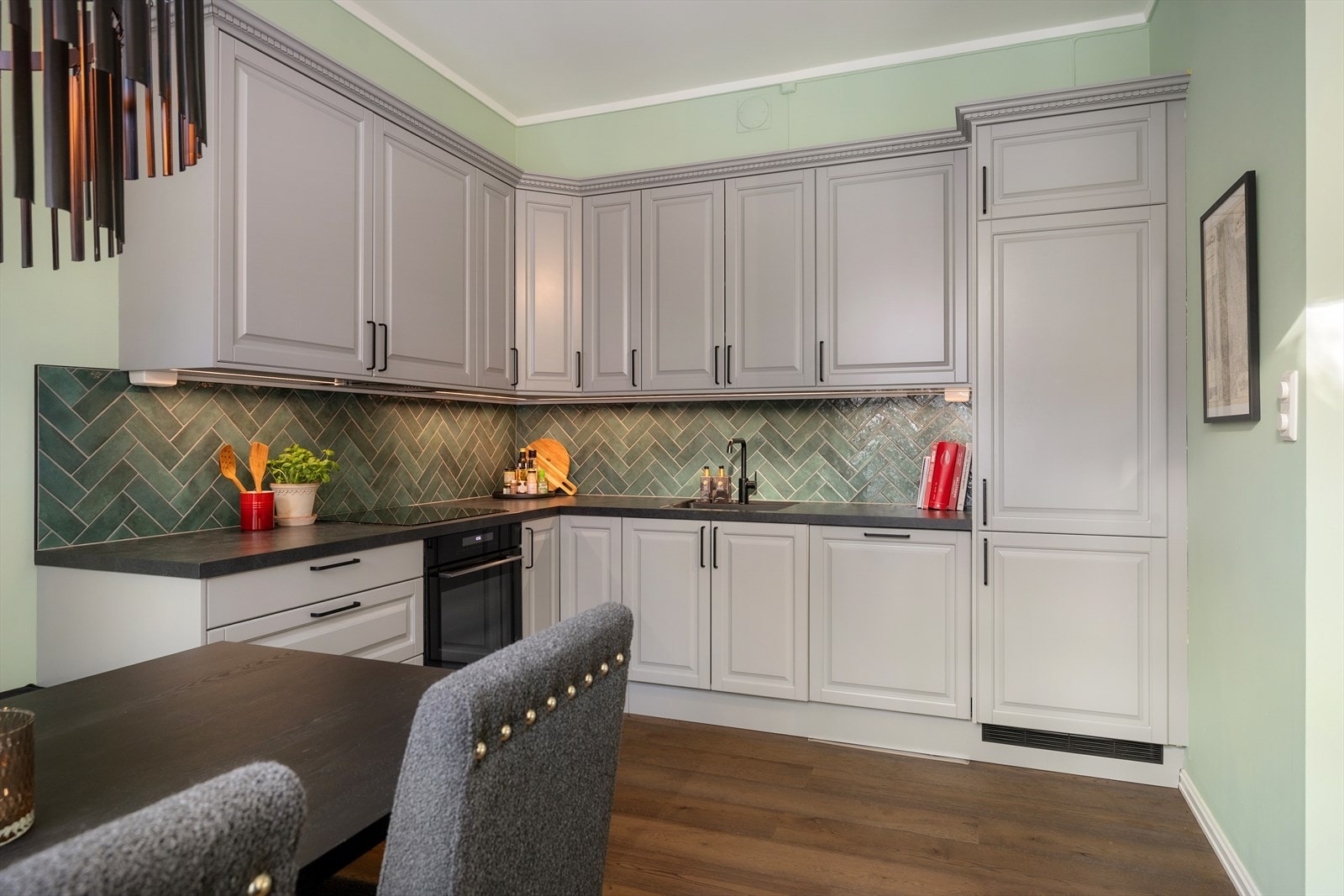 Kjøkkeninnredningen er fra 2025 og kommer fra Epoq. Innredningen består av lyse profilerte fronter, laminat benkeplate og flislagt backsplash. Galleribilde