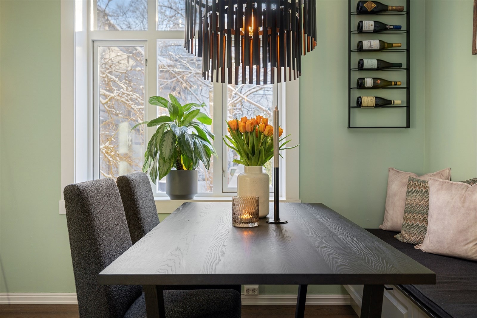 Fra stue og kjøkken har man utsikt mot leilighetens bakgård. Galleribilde