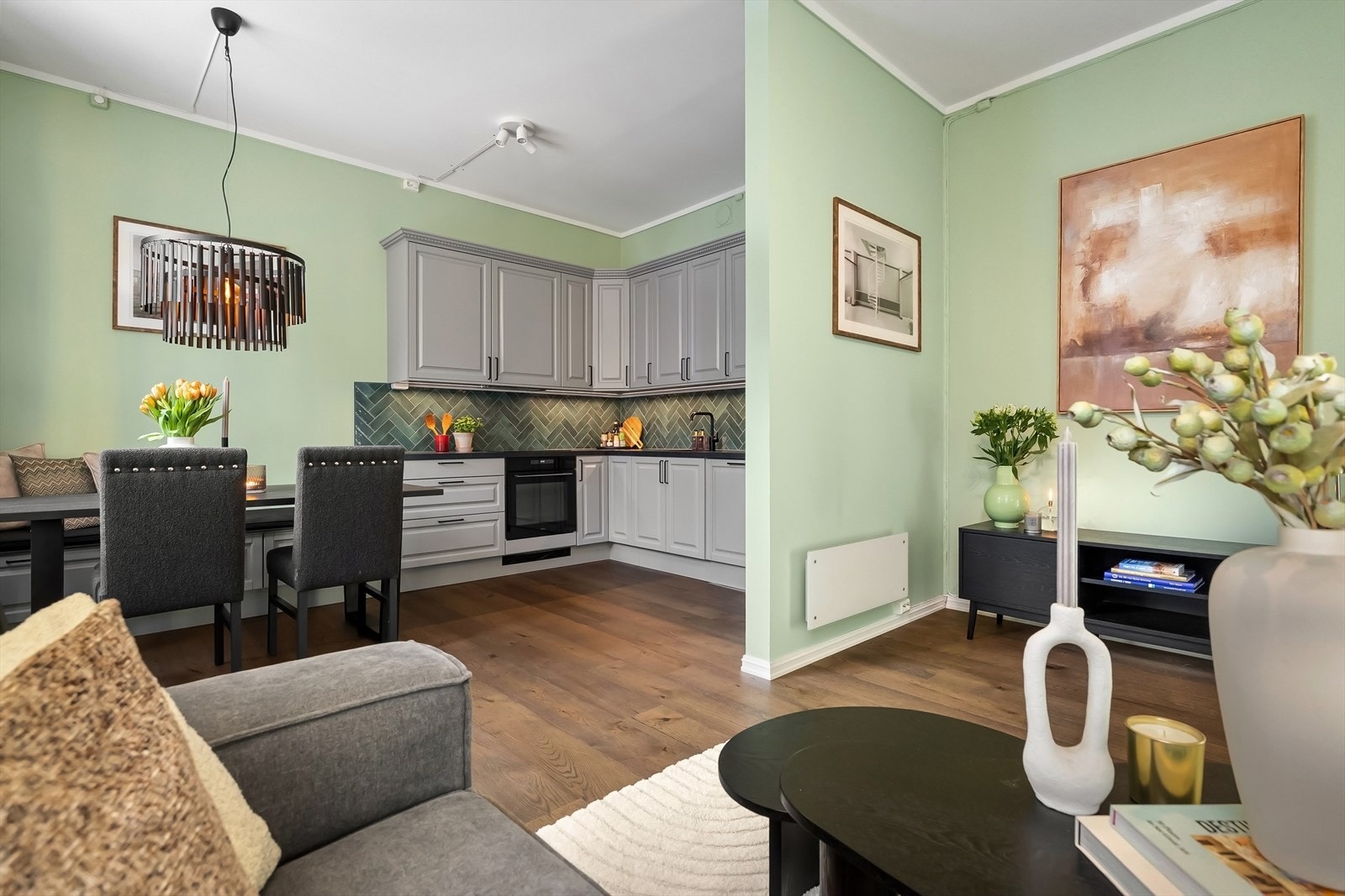 Stue og kjøkken har åpen løsning, som gjør rommet til et innbydende og sosialt oppholdsrom. Galleribilde