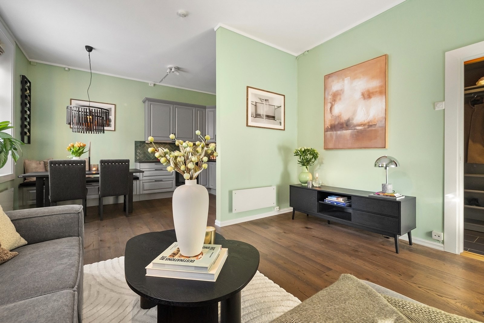 Overflatene i stuen og kjøkken består av slette malte vegger og en-stavs parkettgulv. Galleribilde