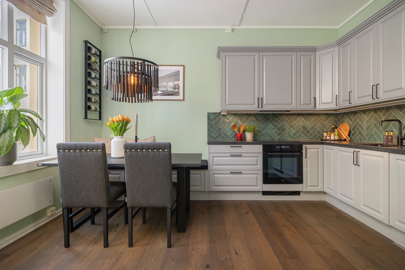 I tilknytning til kjøkkeninnredningen har man en sittebenk som knytter kjøkkenet sammen med spisestuen, og gir rom for praktisk oppbevaring. Galleribilde