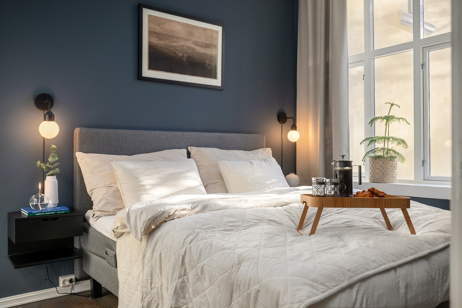 Overflatene består også her av slette malte vegger og en-stavs parkettgulv. Galleribilde