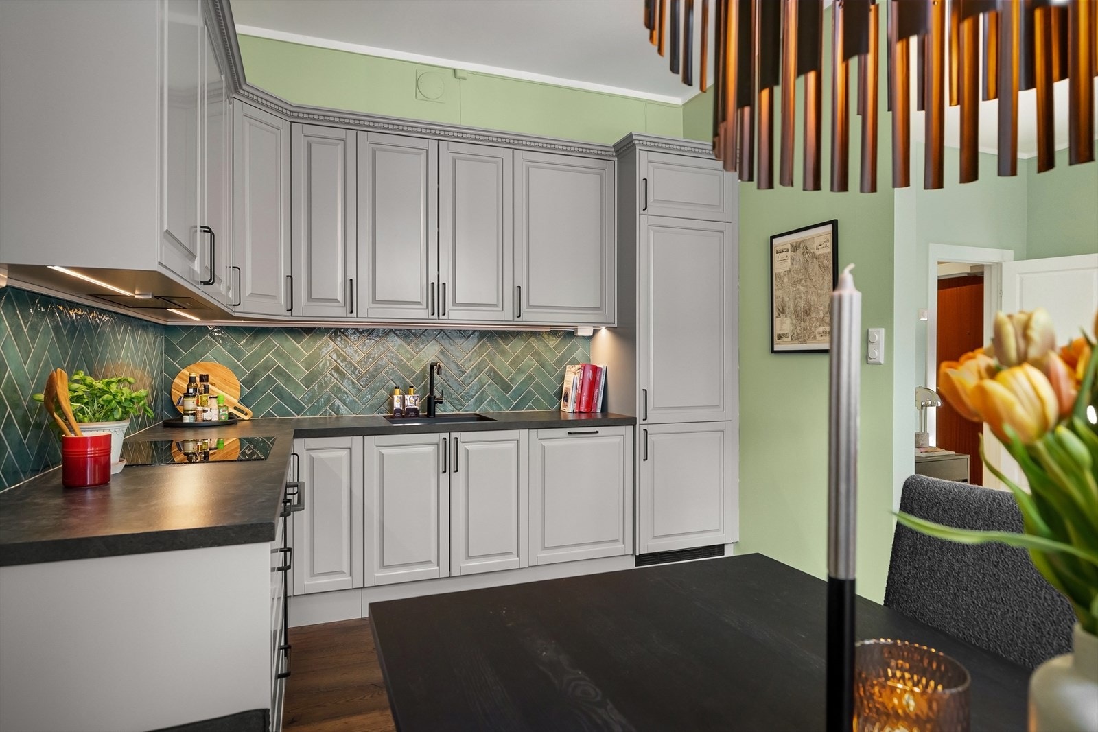 Kjøkkenet er godt utstyrt med integrerte hvitevarer som ovn, platetopp, ventilator, oppvaskmaskin, samt kjøle- og fryseskap. Galleribilde