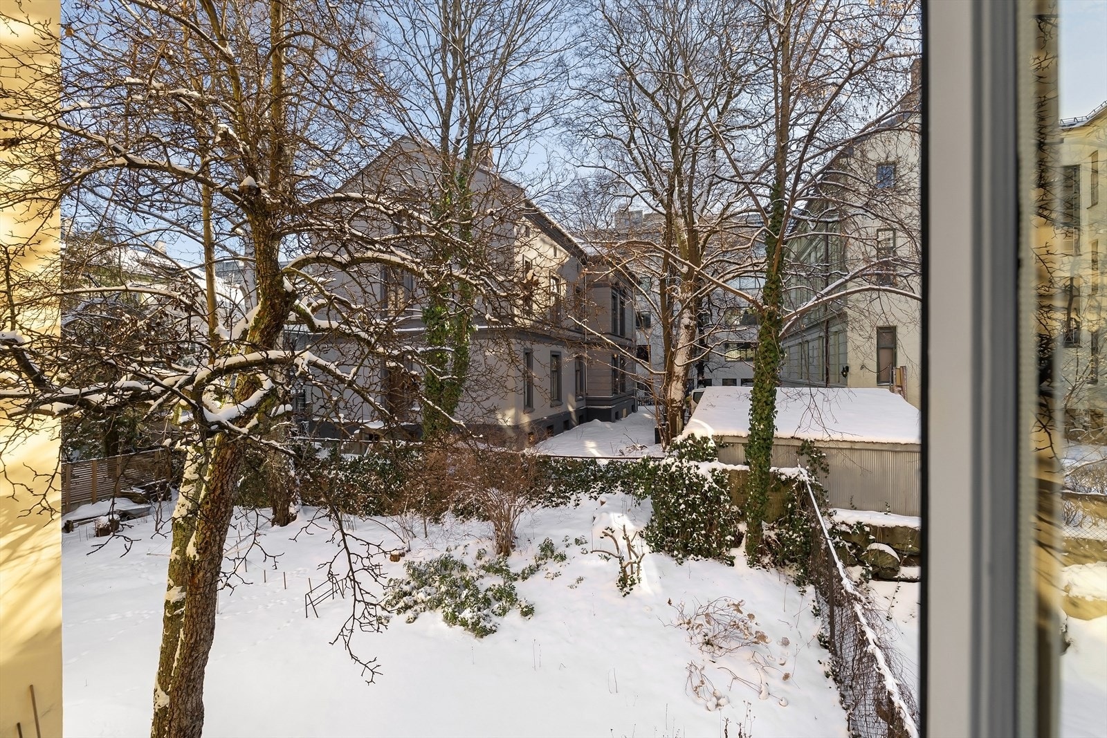 Her er det også hyggelig utsikt mot byggets bakgård, med svært lite innsyn. Galleribilde