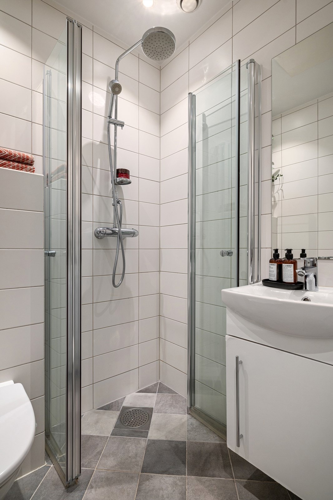 Badet har også innfelte spotter i himling og elektriske varmekabler i gulvet. Galleribilde