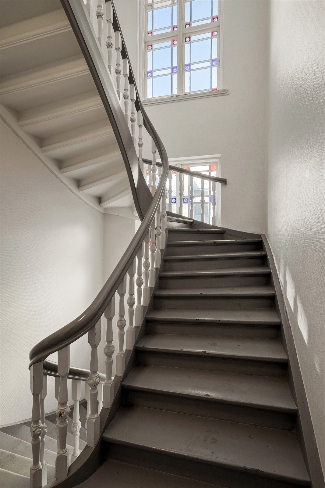 Leiligheten ligger i en klassisk og velholdt bygård med et veldrevet sameie bestående av 14 seksjoner. Galleribilde