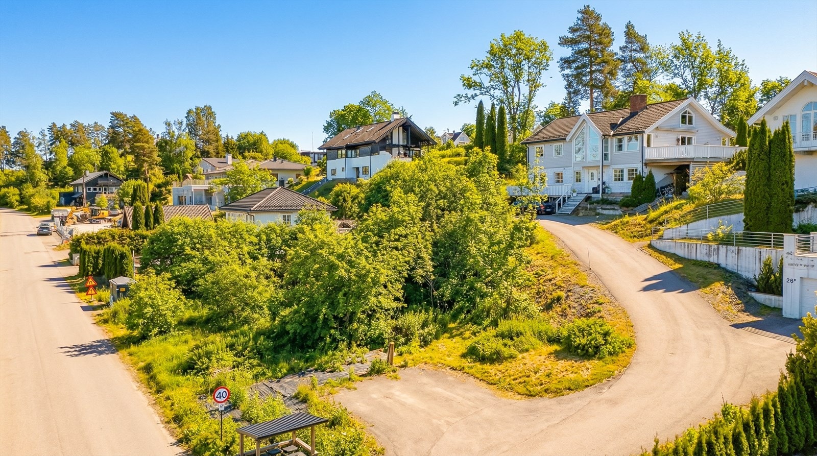 Tomten er relativt flat og antas enkel å bebygge Galleribilde