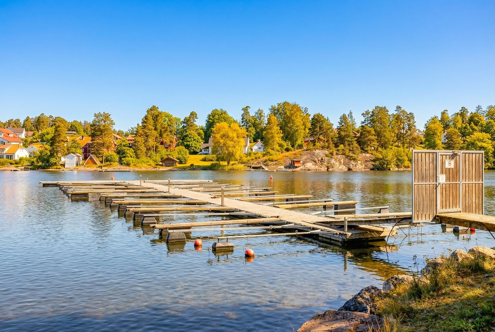Eiendommen har rett til bryggeplass i felles bryggeanlegg som ligger ca. 150 meter unna Galleribilde