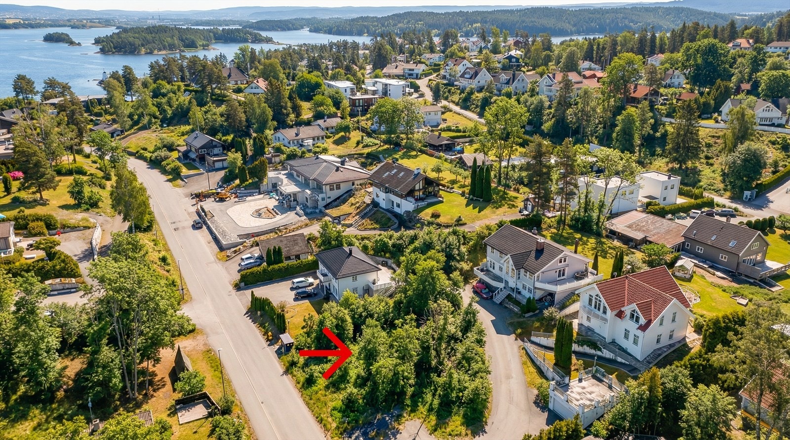 Otto Blehrs vei 28 B har en solrik beliggenhet på Nesøyas vestside. Eiendommen har rett til båtplass som ligger ca. 150 meter fra eiendommen Galleribilde