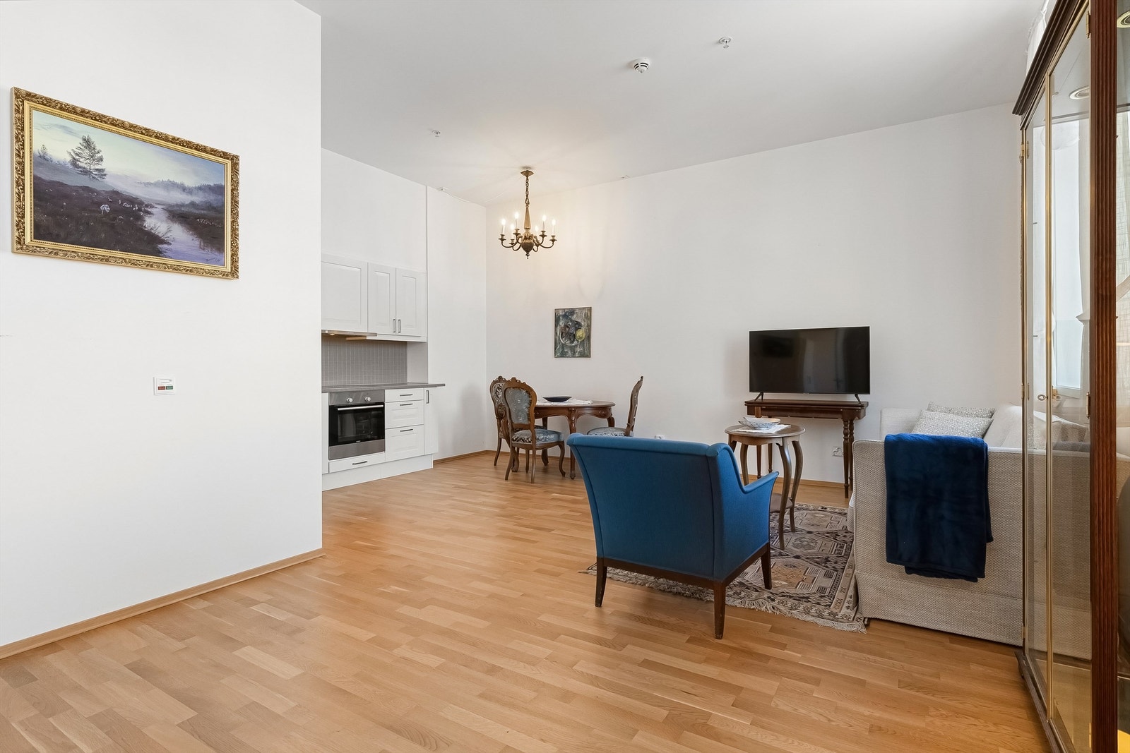 I stuen er det plass for både sofagruppe og spisebord Galleribilde