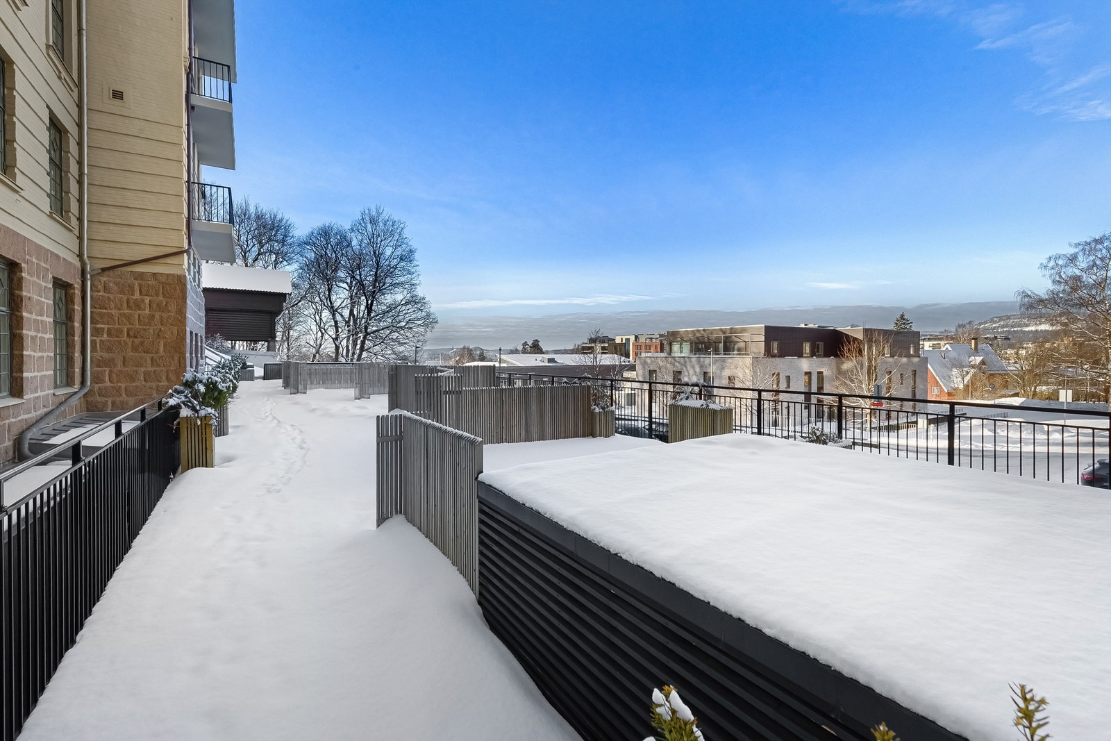 Sameiet har også en stor felles terrasse med flere soner hvor det er enkelt å nyte late dager ute Galleribilde