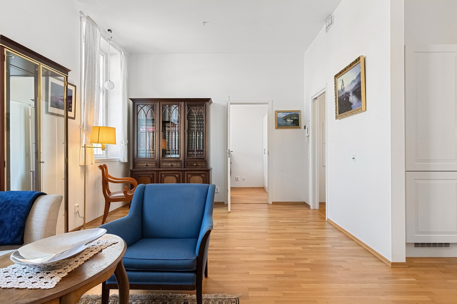 Stuen har god takhøyde og rikelig med naturlig lysinnslipp, som gir en god romfølelse Galleribilde