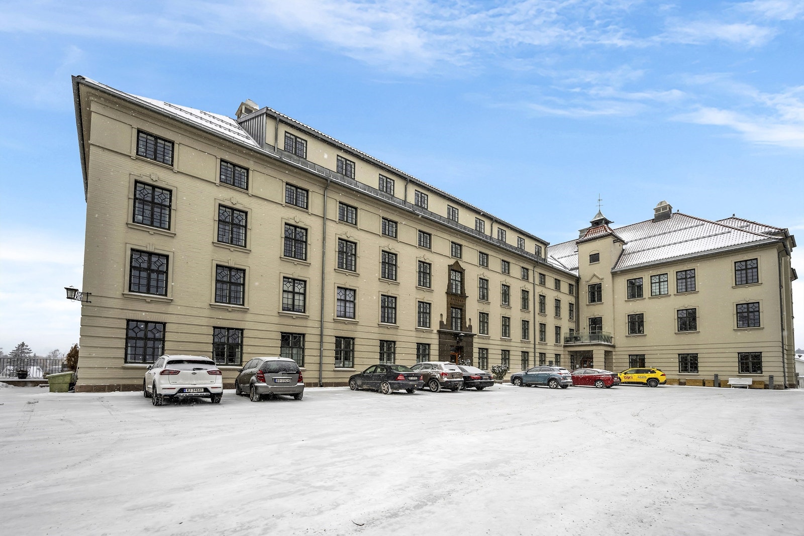 Ringhøyden boligsameie er et unikt boligsameie i spennende bygg med mye historie, og leilighetene er forbeholdt de over 65 år som ønsker en trygg og litt enklere hverdag. Foto: Zovenfra AS Galleribilde