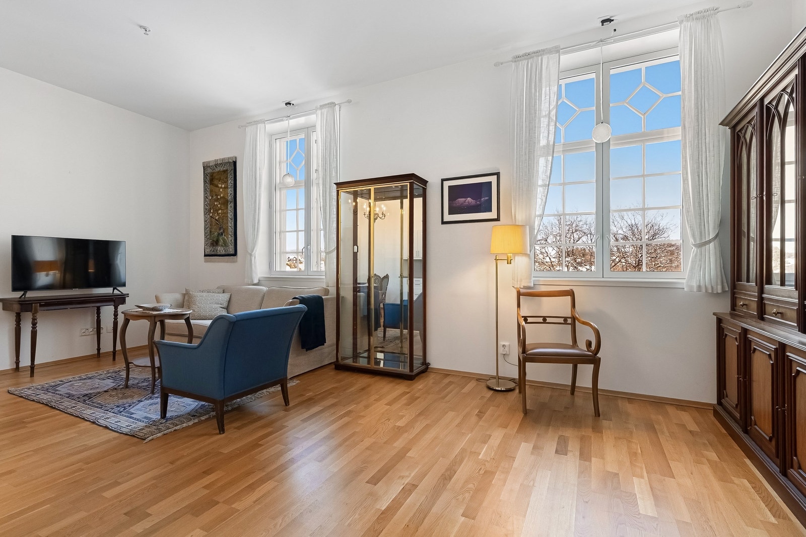 Lys og hyggelig stue med åpen kjøkkenløsning Galleribilde