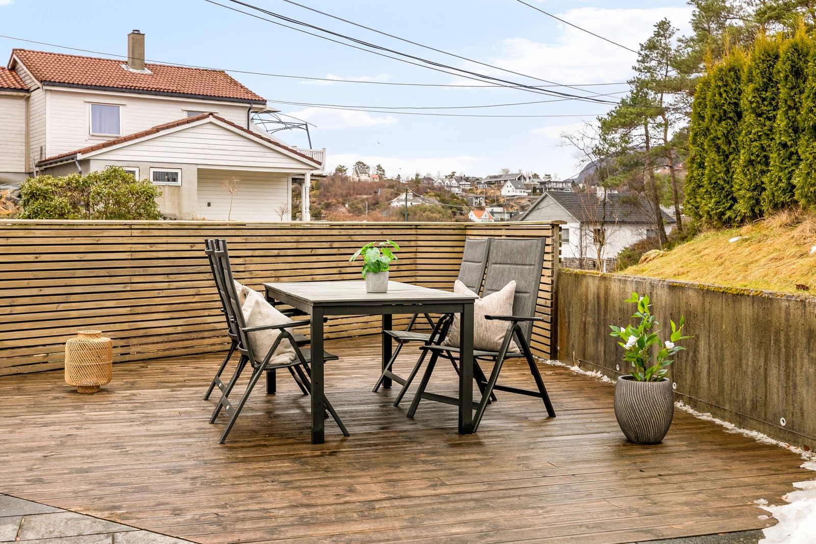 Terrassen på baksiden av garasjen måles til 23,7 kvm. Galleribilde