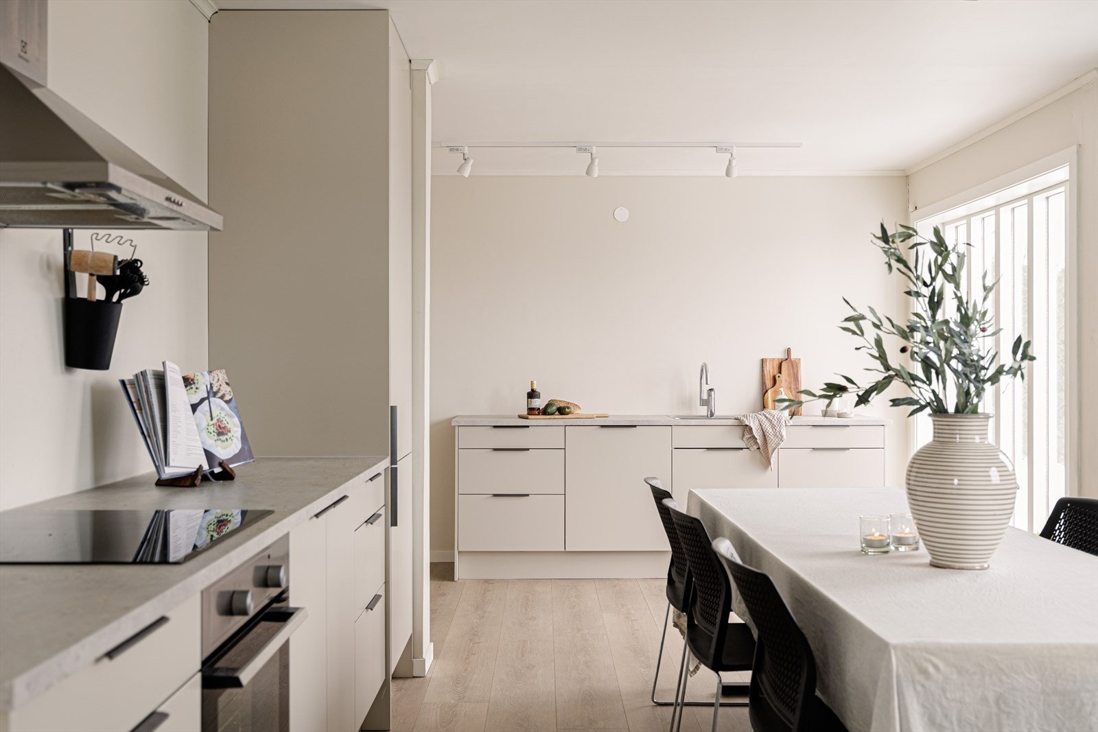 Regine Hodt v/ Emera presenterer Sundvegen 5. En stor og innholdsrik enebolig oppgradert i 2024, med fantastisk utsikt og solrik terrasse på ca. 25 kvm. Galleribilde