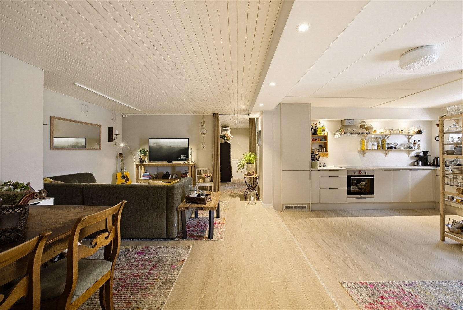 Åpen løsning mellom stue og kjøkken skaper god flyt og en lys, trivelig atmosfære i underetasjen. Galleribilde