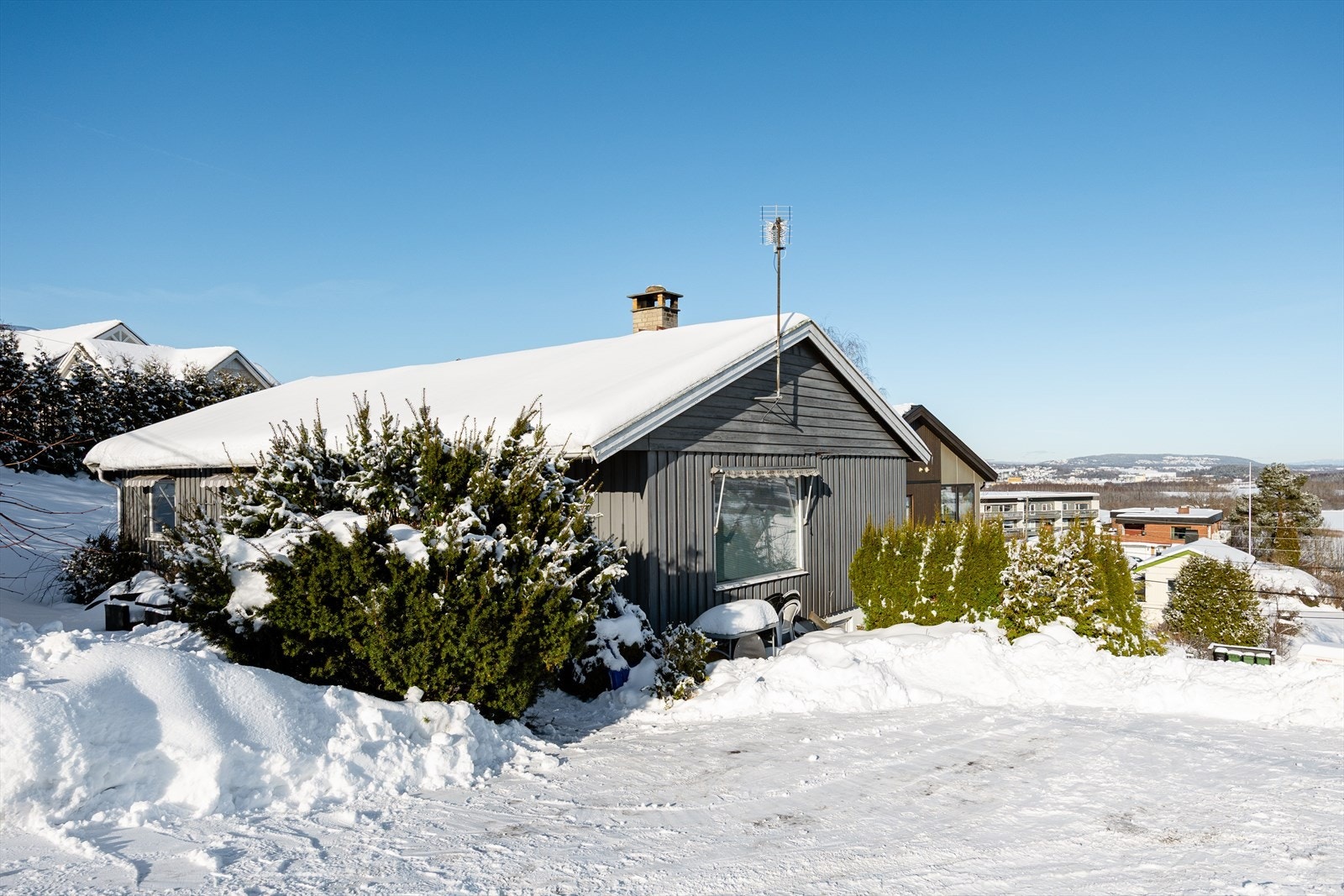 Huset ligger skjermet til med flott utsikt over vannet, egen innkjørsel og beplantning som gir privatliv og et hyggelig førsteinntrykk. Galleribilde