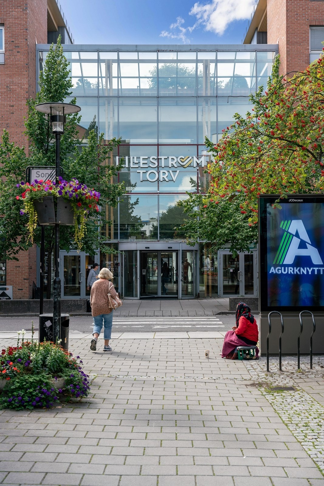 Lillestrøm Torv som er en klort kjøretur unna tilbyr et bredt utvalg av butikker, restauranter og kafeer i sentrum. Et naturlig møtested for både shopping og sosiale aktiviteter i hjertet av byen. Galleribilde