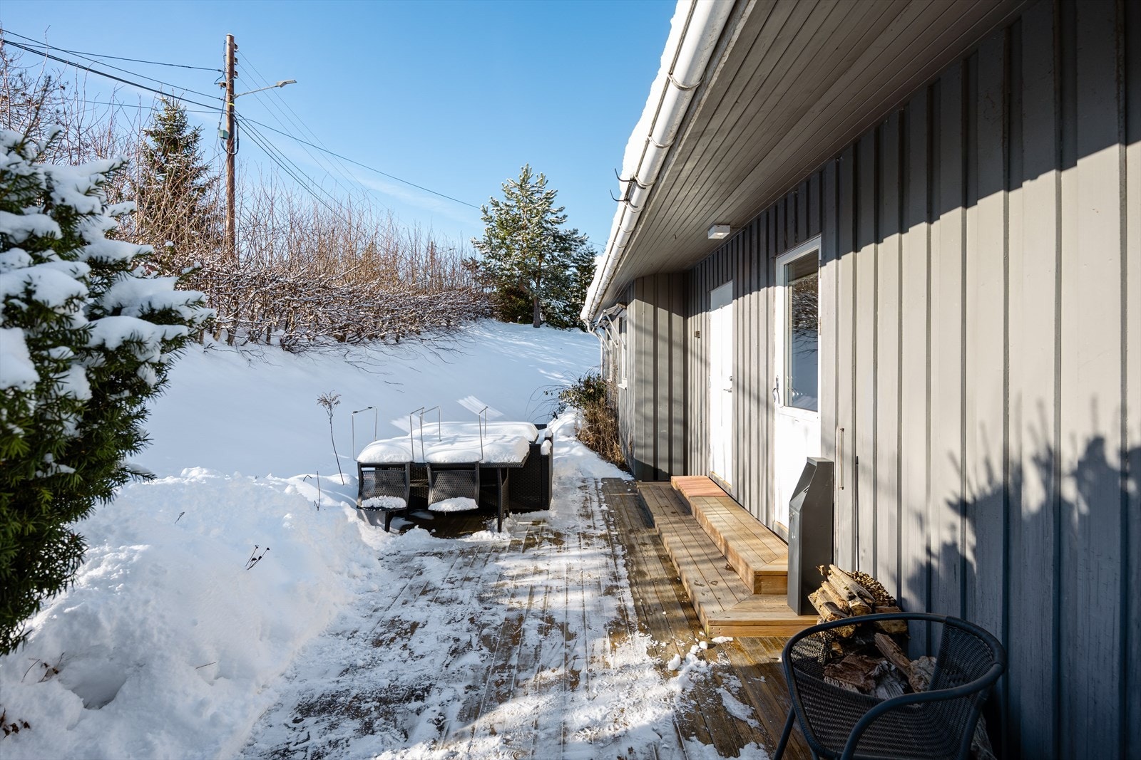 25 m² markterrasse med gode solforhold og en skjermet uteplass, perfekt for uteservering og avslapning. Galleribilde