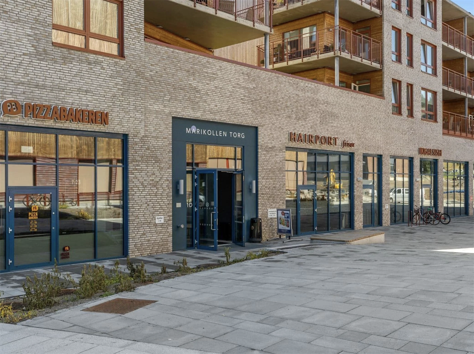 Marikollen Torg har et godt utvalg butikker og servicetilbud som dekker daglige behov. Et praktisk møtested i nærmiljøet, med småforretninger som gjør hverdagen enklere. Galleribilde