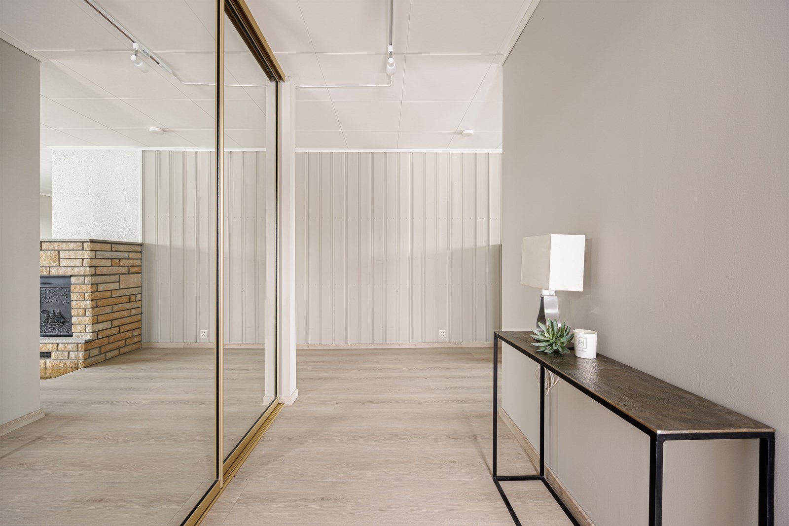 Åpen forbindelse fra entréen mot stue- og kjøkkensonen skaper god flyt og oversikt i boligen. Galleribilde