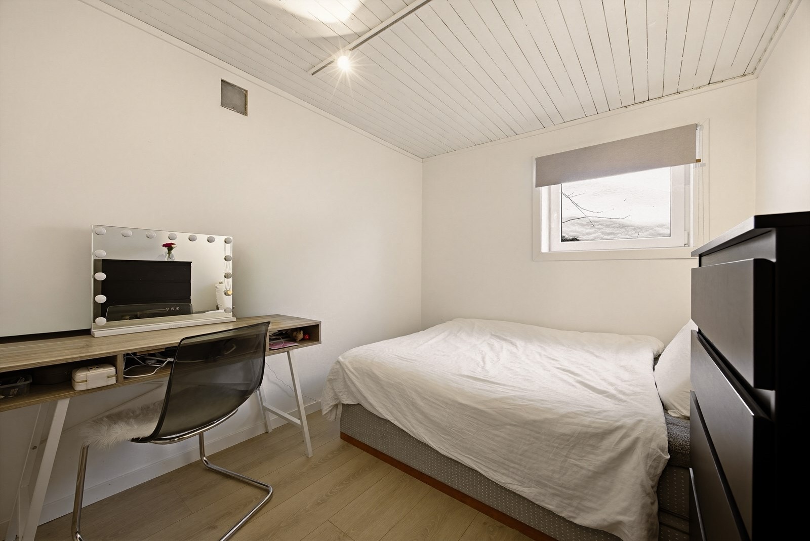 I tillegg finnes to innredede rom som i dag brukes som soverom. Rommene har gode innredningsmuligheter og kan enkelt benyttes etter dine behov. Galleribilde