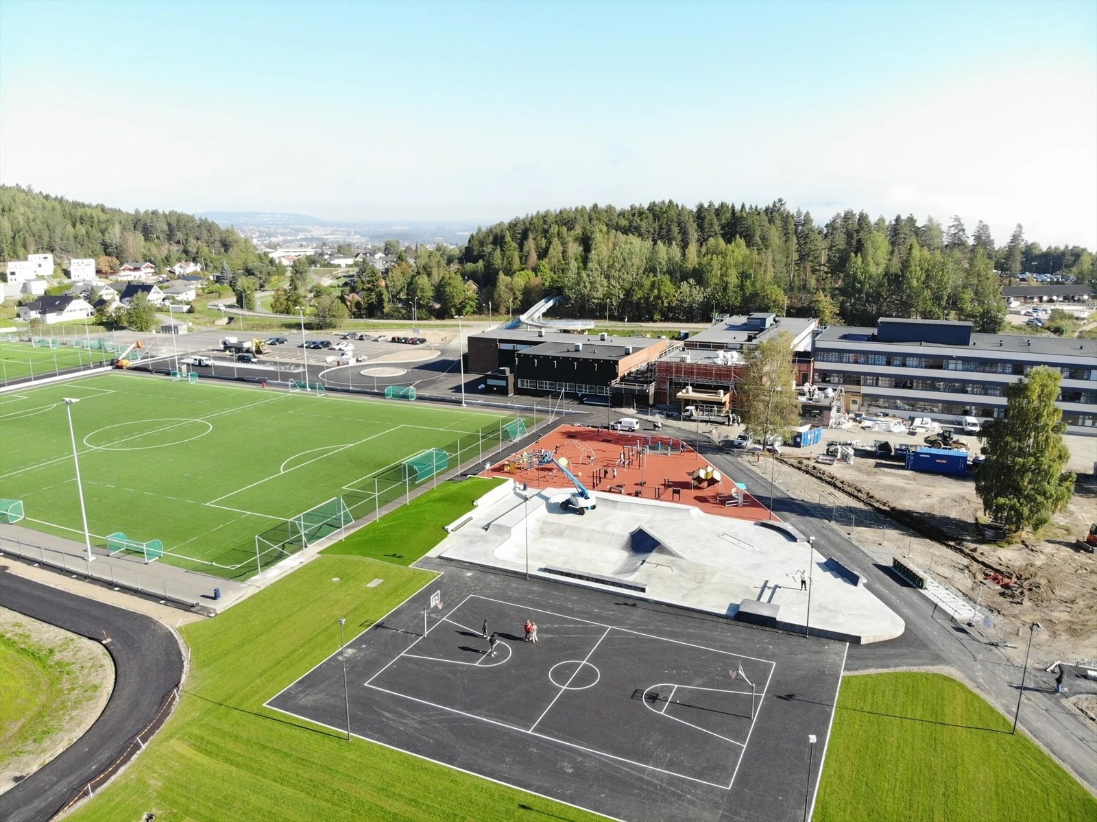 Idrettsanlegget har fotballbaner og fasiliteter for trening og aktivitet for både barn og voksne. Et samlingspunkt for lokalsamfunnet med aktiviteter gjennom hele året. Galleribilde