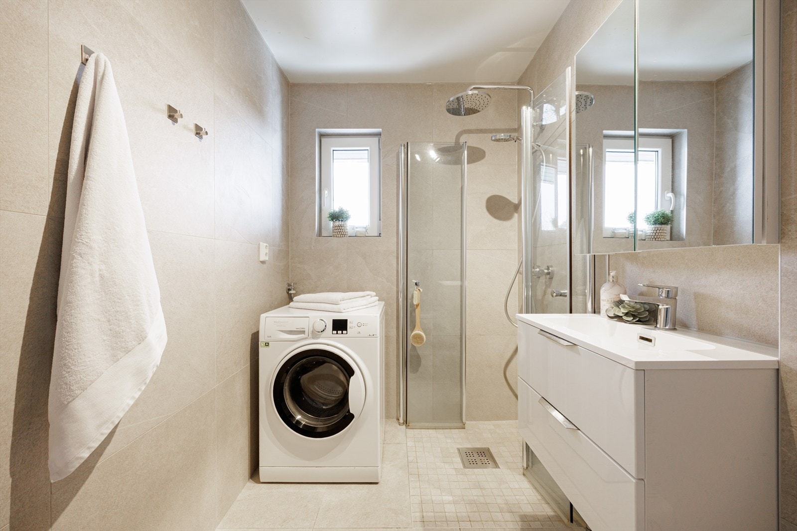 Boligen holder gjennomgående moderne standard og byr på gode planløsninger. Galleribilde