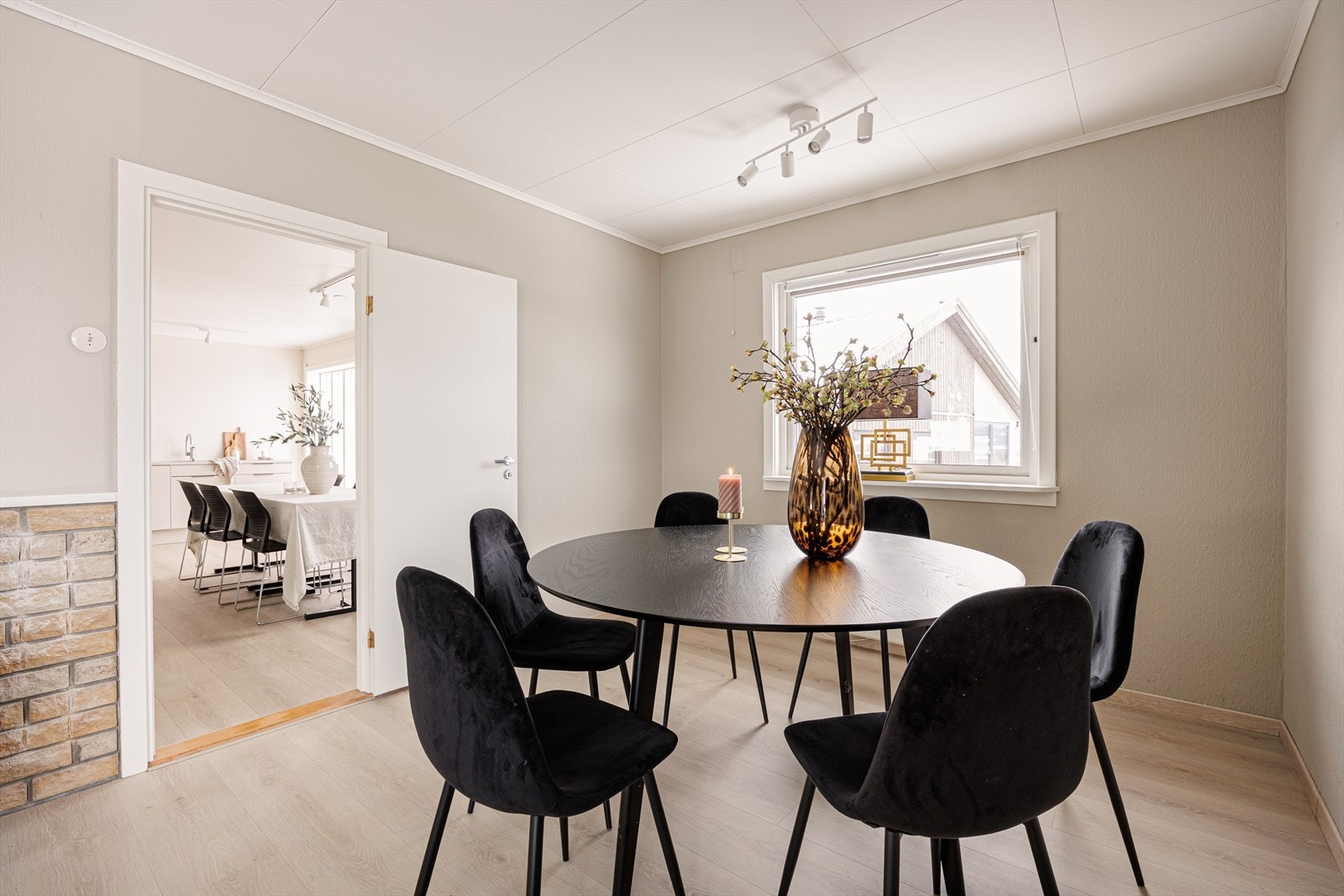 Med enkel adkomst til kjøkkenet finner vi stuen, som også har god plass til spisebord dersom ønskelig. Galleribilde