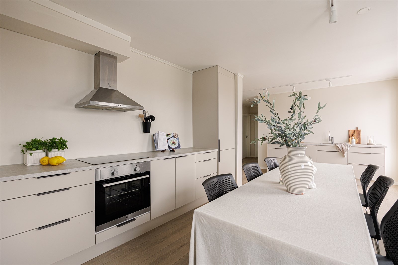 Stilrent og moderne kjøkken med Epoq-innredning fra 2024. Glatte fronter og laminat benkeplate gir et tidsriktig og helhetlig uttrykk. Galleribilde