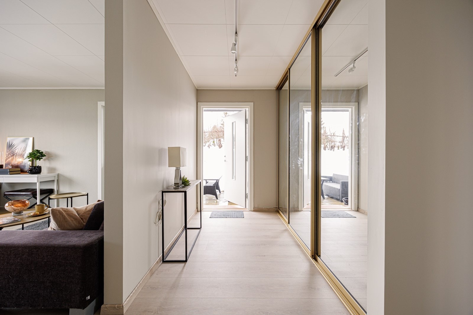 Romslig entré med gode oppbevaringsmuligheter for yttertøy og sko, som gir et ryddig og praktisk førsteinntrykk. Galleribilde