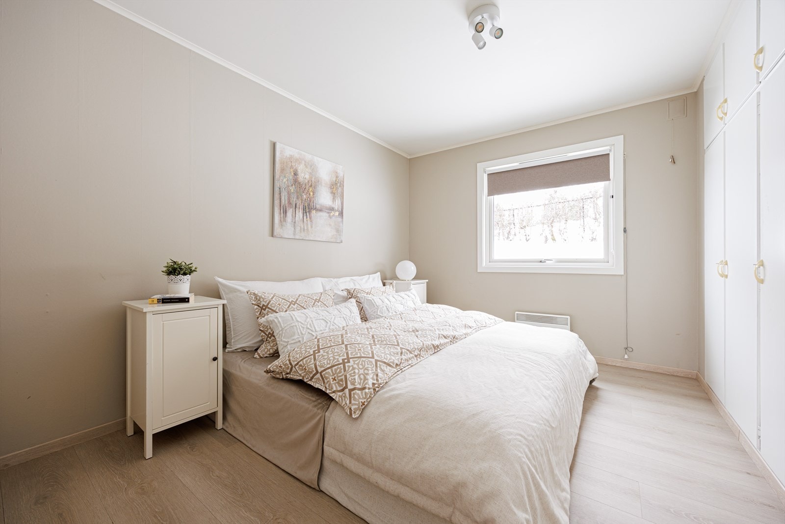 Boligen har tre soverom i 1. etasje, alle av romslig størrelse og med gode, firkantede løsninger som gjør dem lette å møblere. Galleribilde