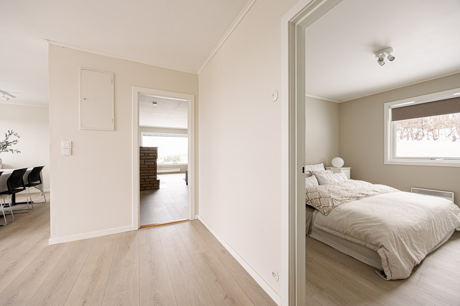 Alle 3 soverommene har adkomst fra hovedsonen i huset. Galleribilde