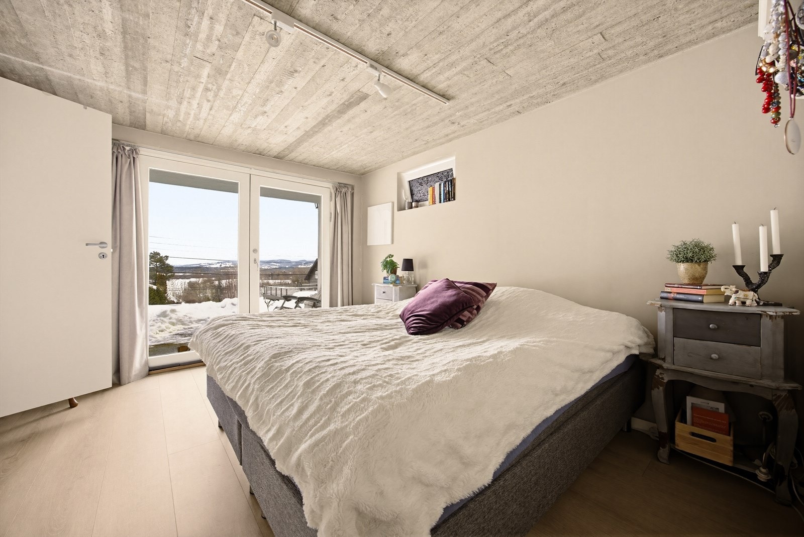 Underetasjen har et romslig soverom som er lett å møblere med seng, garderobeskap og øvrig møblement. Laminatgulv og lyse veggflater gir et lyst og behagelig uttrykk, og rommet har egen bod/garderobe i bakkant for praktisk oppbevaring. Galleribilde