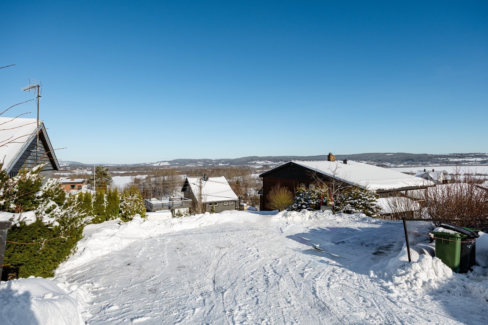 Gode parkeringsmuligheter på egen tomt med plass til 3-4 biler, samt variert beplantning som rammer inn eiendommen på en trivelig måte. Galleribilde