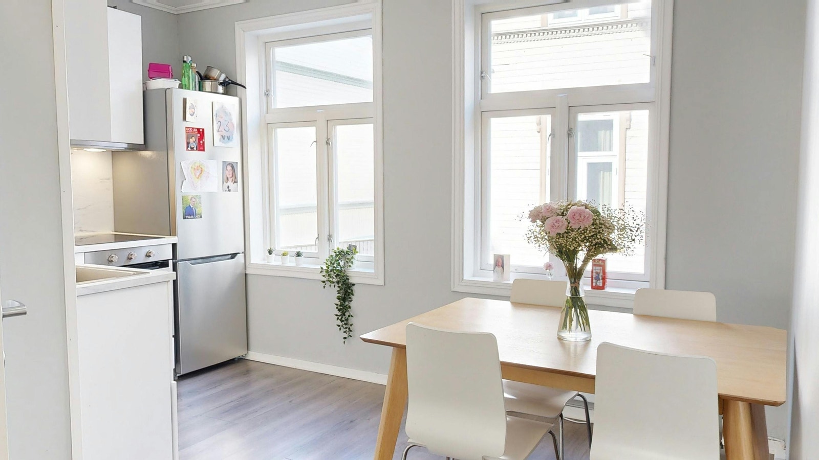 Plass til spisegruppe på kjøkken Galleribilde