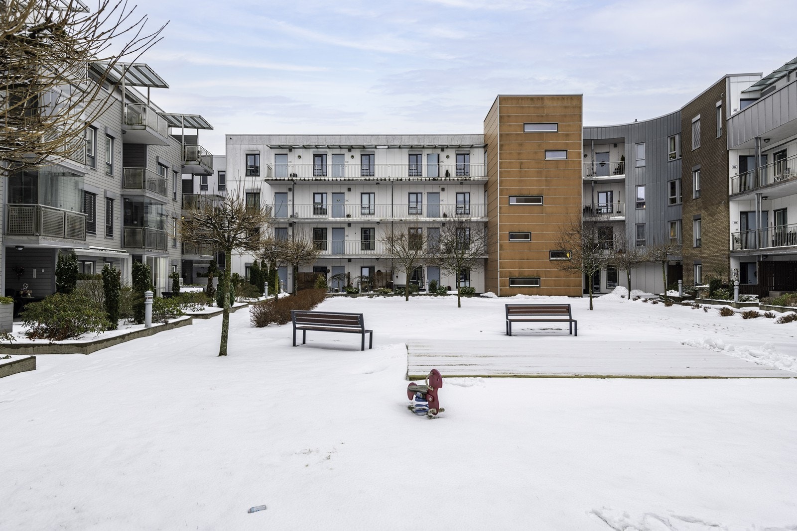 Atrium med opparbeidede gangarealer og beplantning gir et innbydende fellesområde. Galleribilde