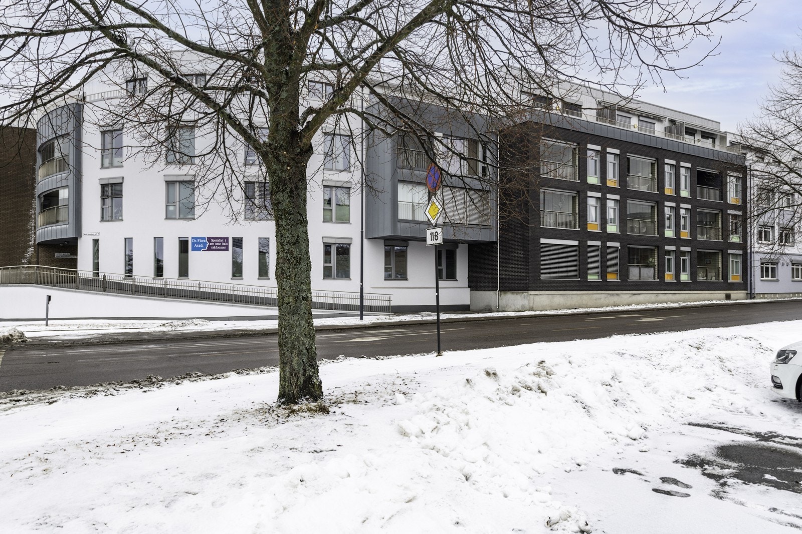 Bygningen har en innglasset balkong, som gir ekstra lys og romfølelse. Galleribilde