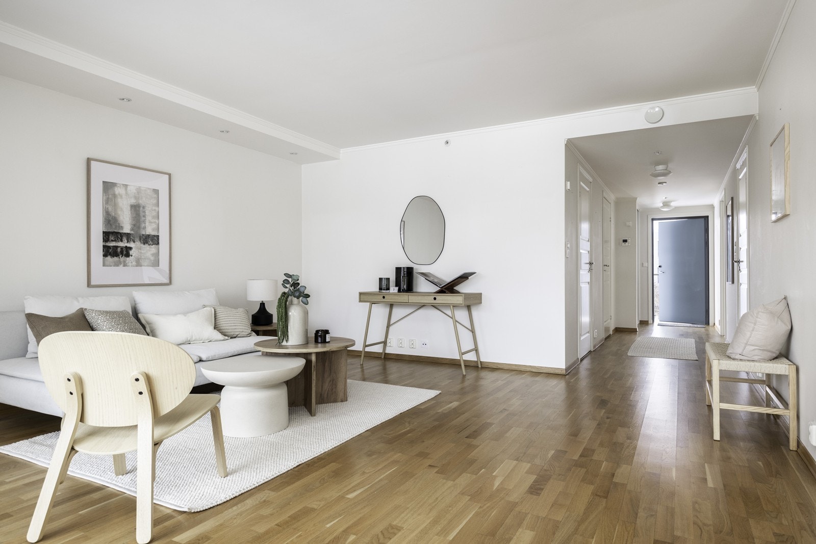 Parkettgulvet gir en varm og holdbar overflate i stuen, som har åpen løsning mot kjøkkenet. Galleribilde