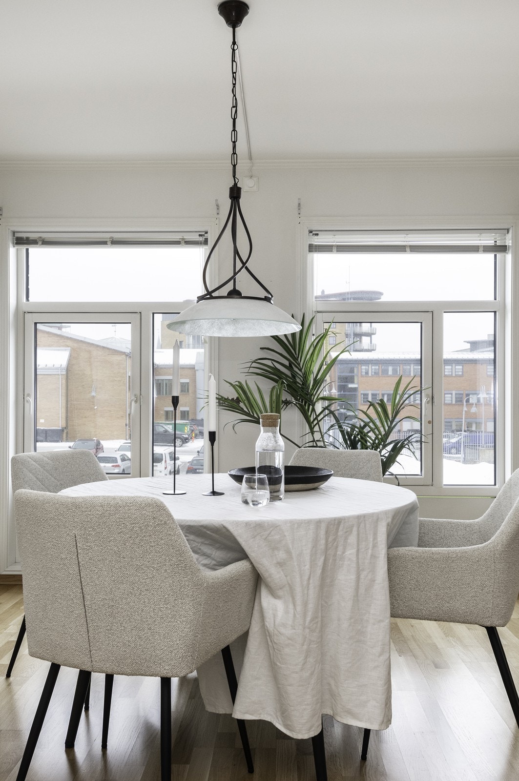 Store vinduer i spiseområdet gir godt med naturlig lys og utsikt mot uteområdet. Galleribilde