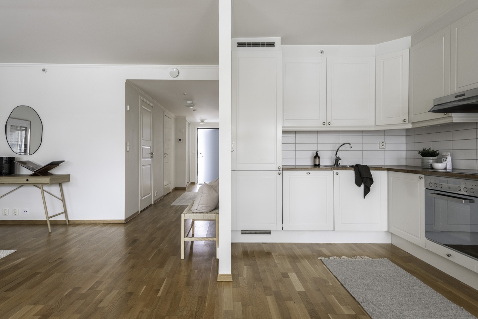 Kjøkkenet er godt utstyrt med malte profilerte fronter og laminerte benkeplater. Galleribilde