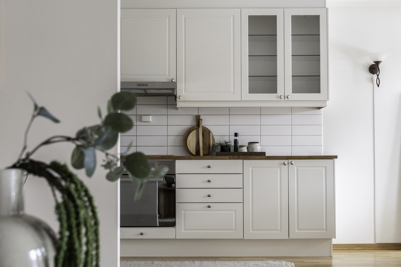 Kjøkkeninnredningen har malte profilerte fronter og laminerte benkeplater. Galleribilde