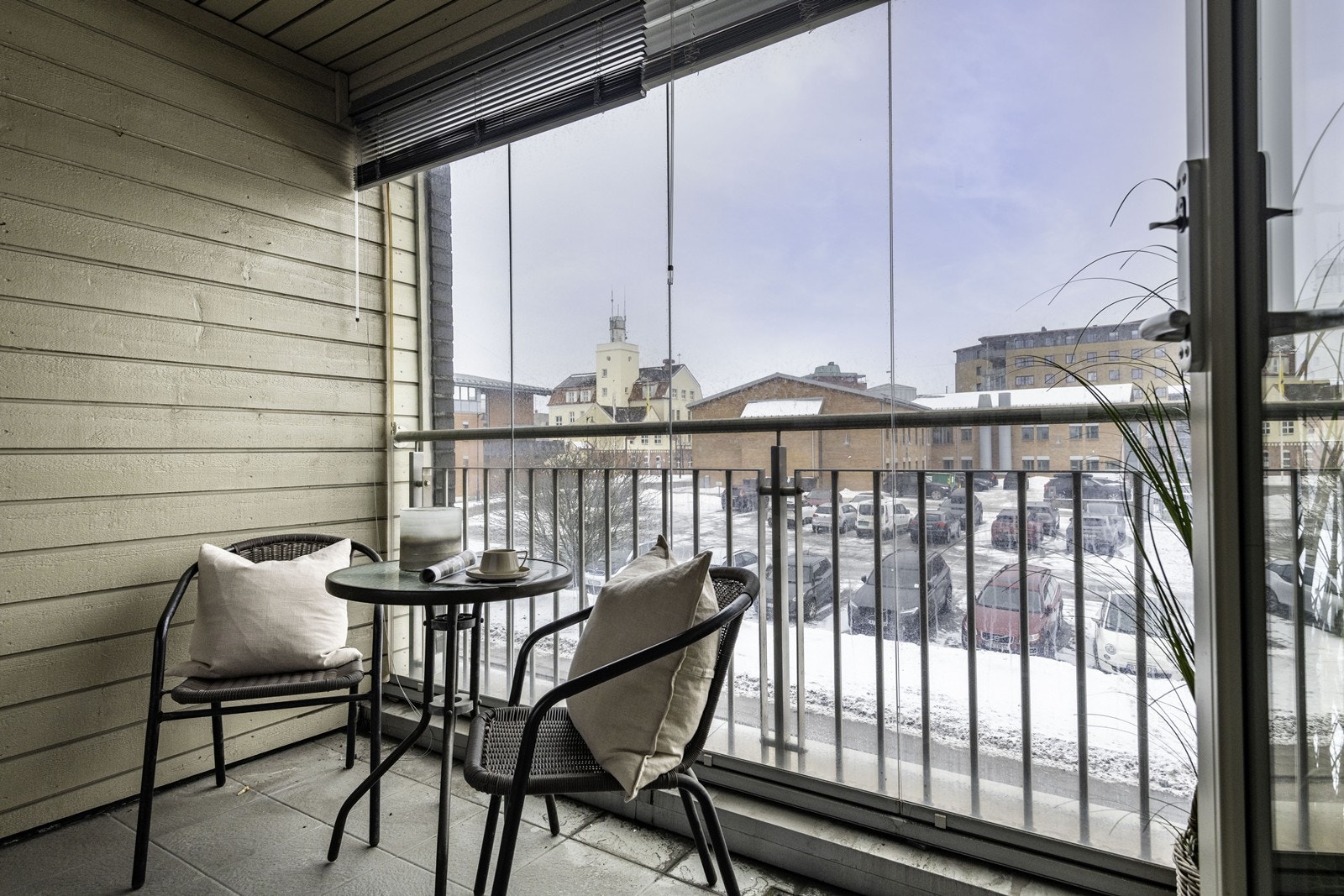 Balkongens flislagte gulv og rustfrie rekkverk gir et moderne og vedlikeholdsfritt uteområde. Galleribilde