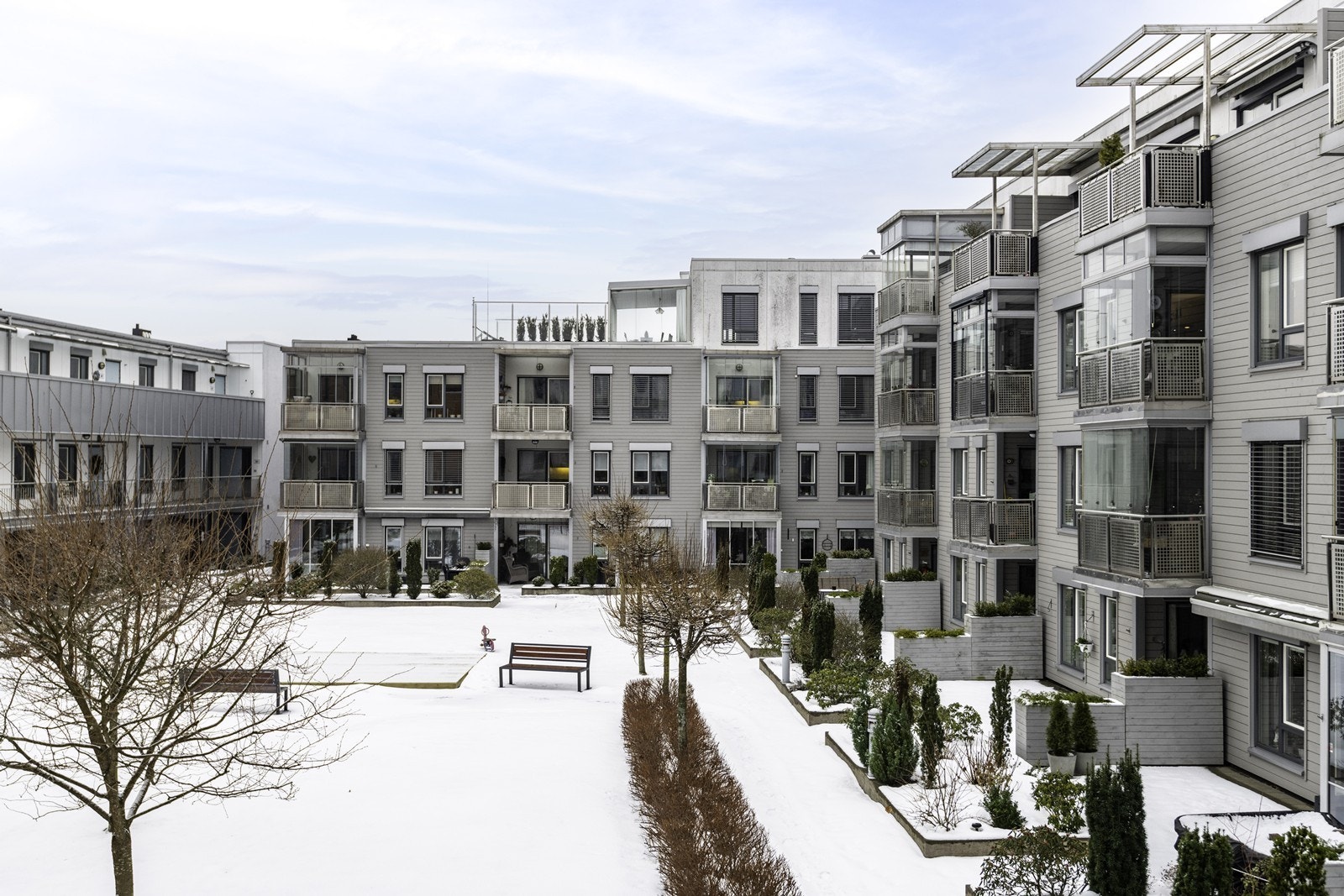 Felles grøntområde med benker gir mulighet for avslapning og sosialt samvær. Galleribilde