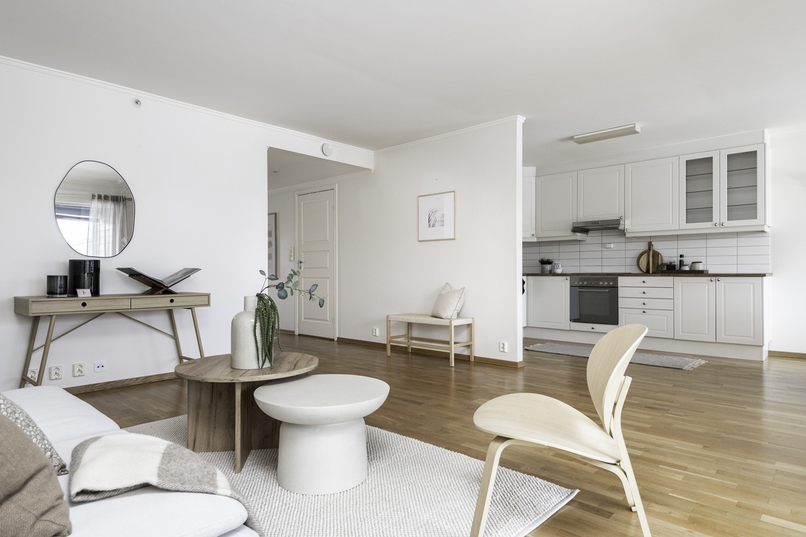 Åpen løsning mellom stue og kjøkken gir en romslig atmosfære. Galleribilde