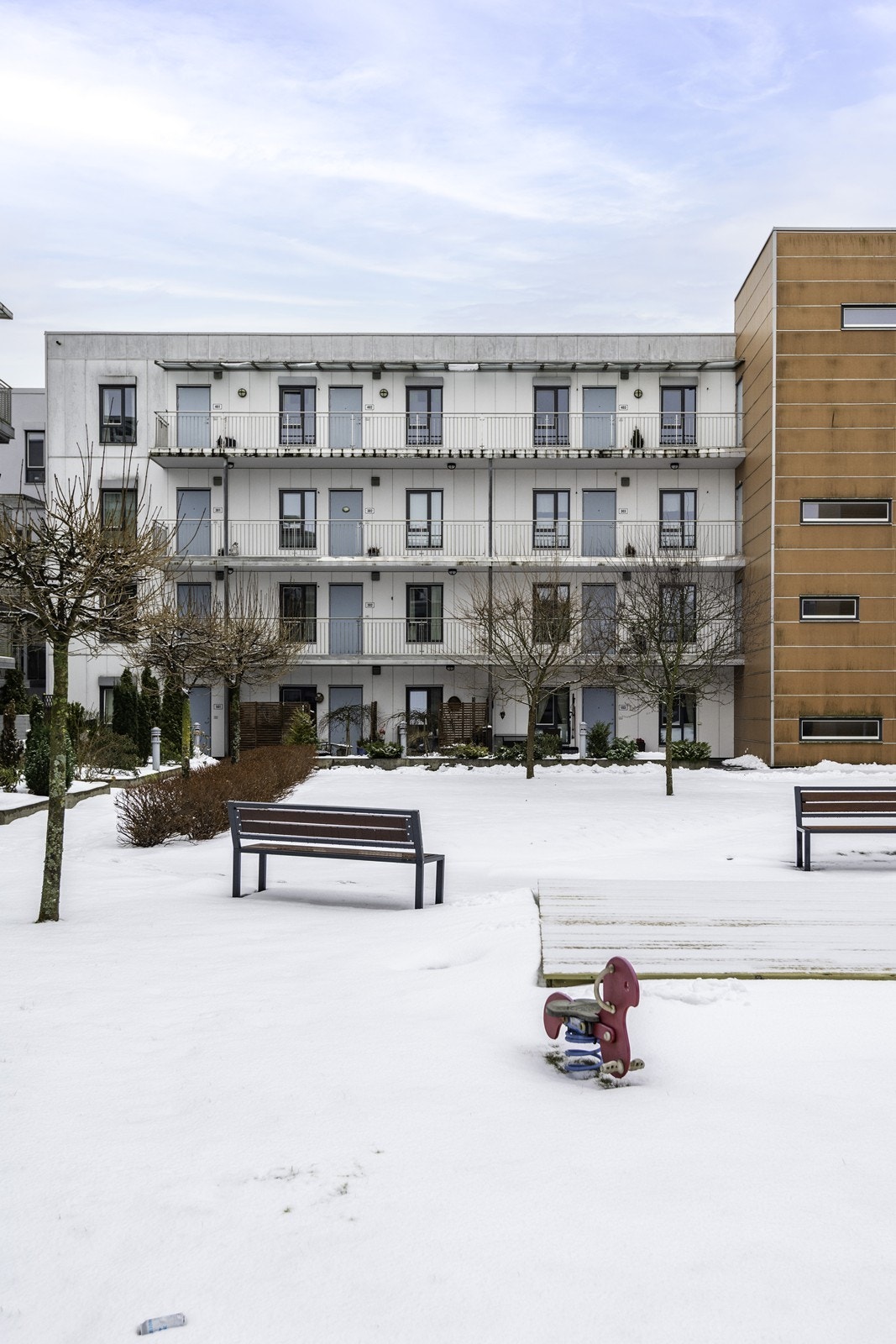 Felles sittebenker i atrium gir et hyggelig uteområde for beboerne. Galleribilde